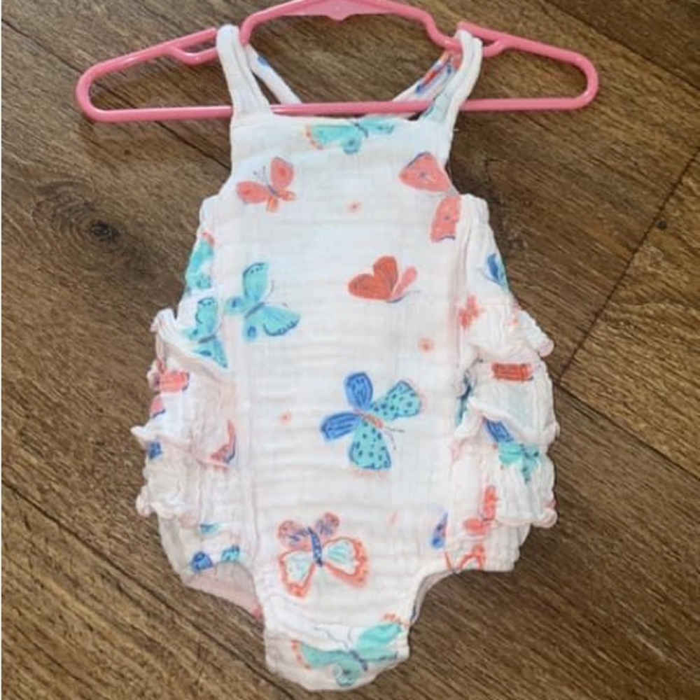 Angel Dear brand bubble. Has ruffles on the side. 3-6m. Beautiful in person
